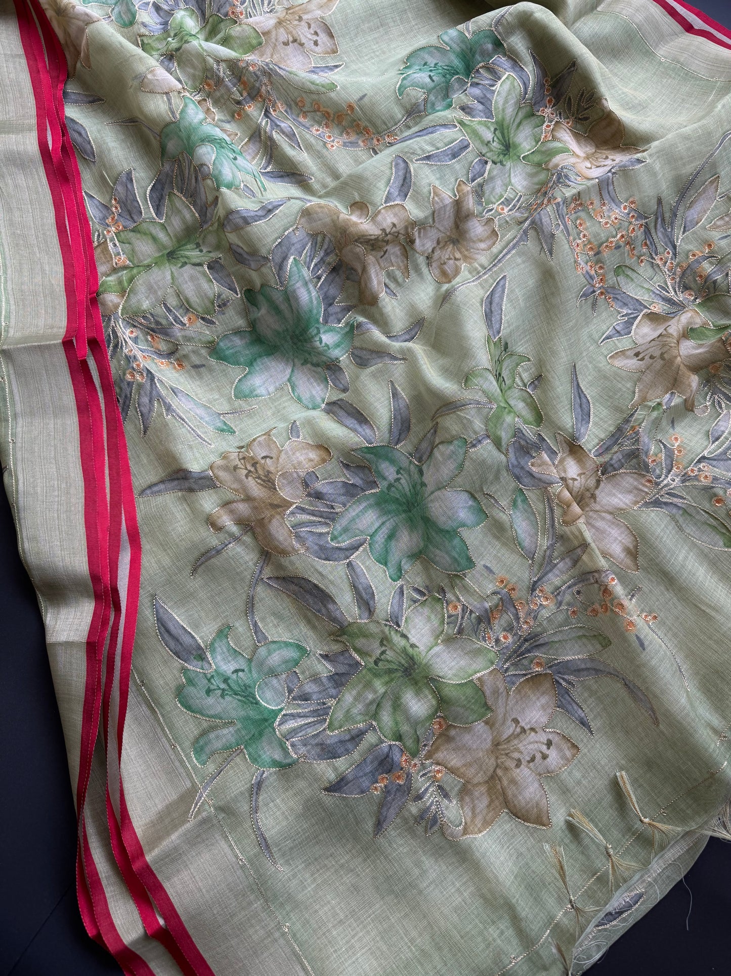 LINEN SAREE WITH FLORALS