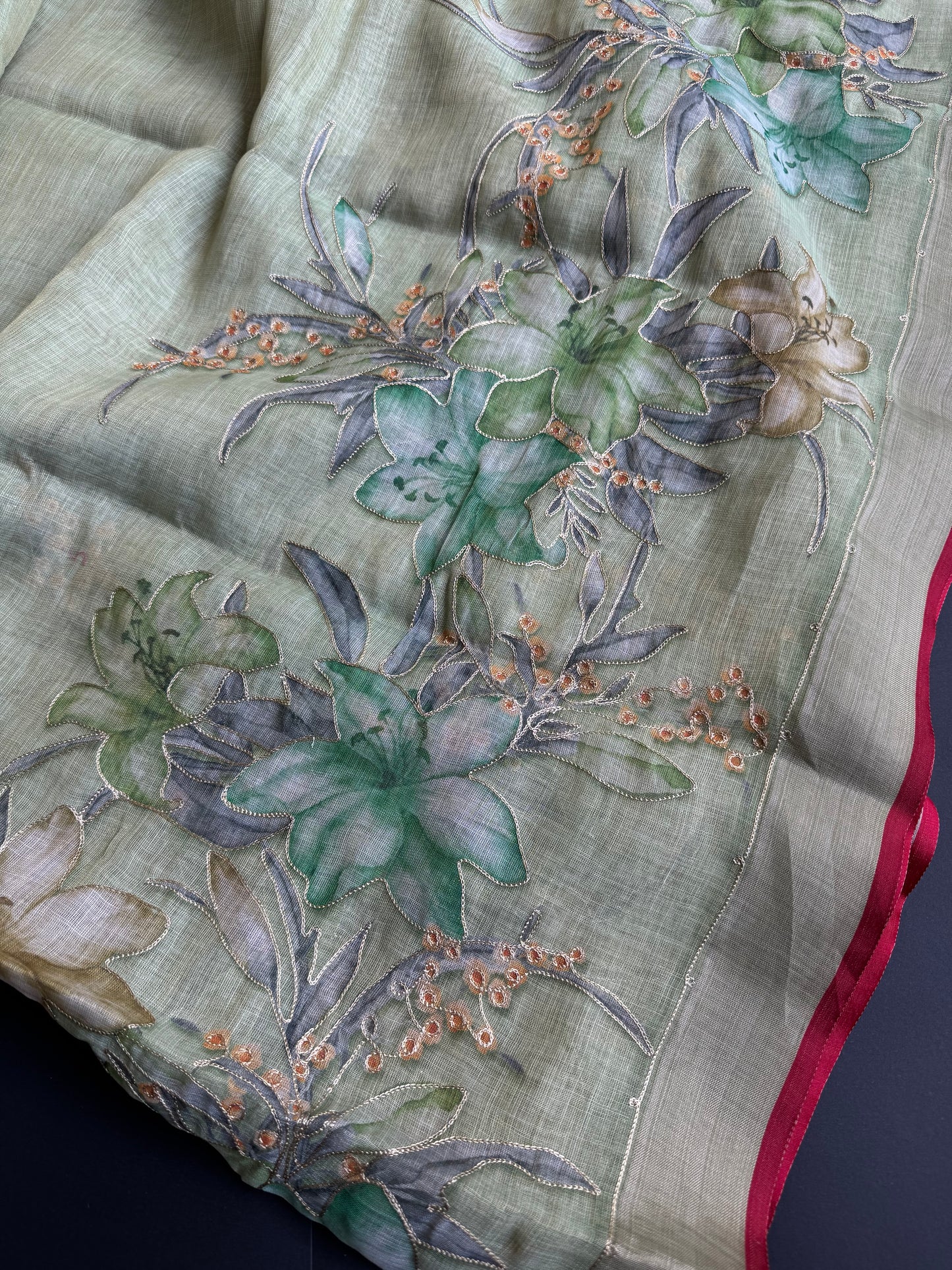 LINEN SAREE WITH FLORALS