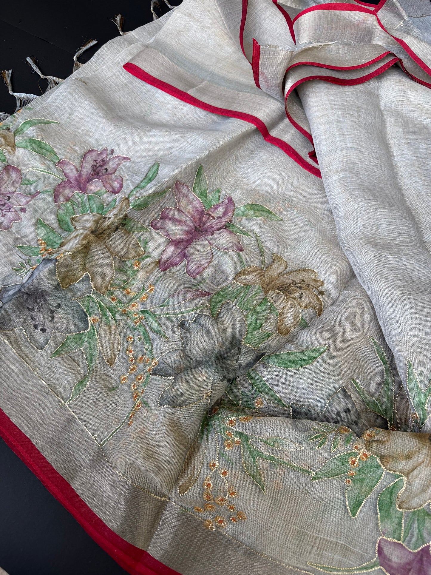 LINEN SAREE WITH FLORALS